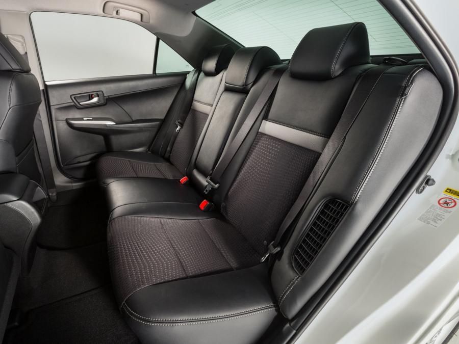  Toyota Camry Hybrid SE 2014 года  (фото 9 из 18)